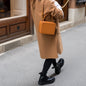 Handtasche ELLEN in Leder in der Farbe Cognac getragen