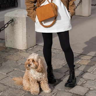 Frau mit Handtasche ELLEN in Cognac und Hund