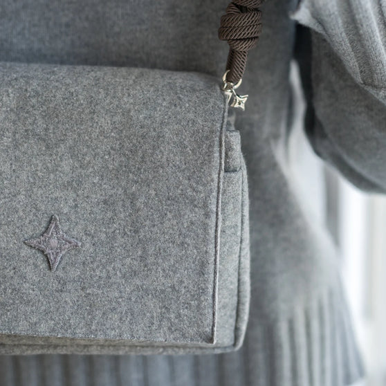 Detailaufnahme von grauer Handtasche SCOTTY aus Kaschmir mit ANNA Signature Star Detail