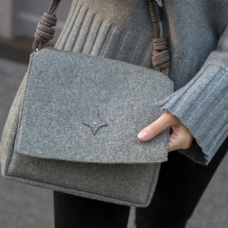 ANNA Handtasche SCOTTY in grau aus Kaschmir mit Signature Star getragen