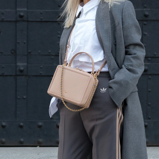 Outfit Details mit ANNA Handtasche Ellen und Schlüsselkette Max in Gold mit grauem Stoffband
