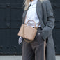 Outfit Details mit ANNA Handtasche Ellen und Schlüsselkette Max in Gold mit grauem Stoffband