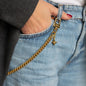 Schlüsselkette MAX in Gold getragen an blauer Jeans von Frau