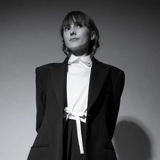 Junge Frau mit Blazer und weißem ANNA Kragen mit Stickerei