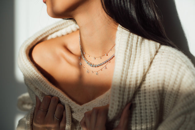 Frau mit Diamanthalsketten und Halskette Collect your Pendants von ANNA