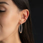 Diamantkreole CHLOE mit 40mm Durchmesser und Ear Cuff CHLOE in 18 KT Roségold getragen an Ohr von Frau