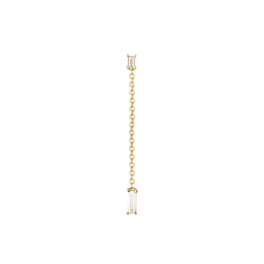 Eleganter Ohrring aus 18 KT Gelbgold gefertigt mit zwei weißen Diamanten in Baguette-Schliff, verbunden mit zarter Goldkette