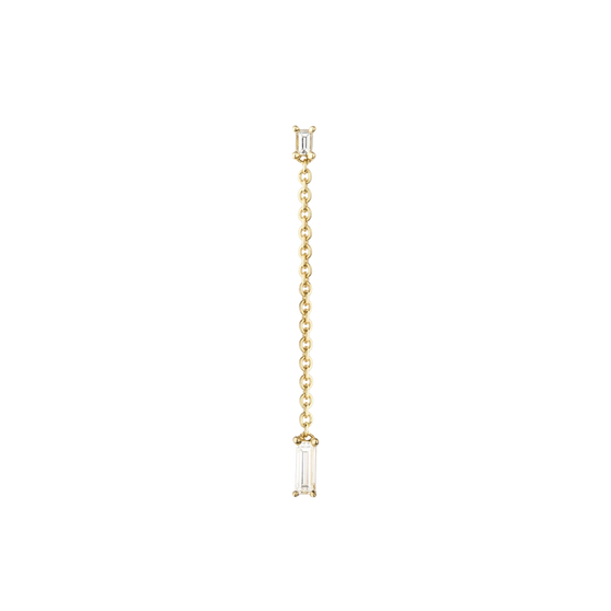 Eleganter Ohrring aus 18 KT Gelbgold gefertigt mit zwei weißen Diamanten in Baguette-Schliff, verbunden mit zarter Goldkette