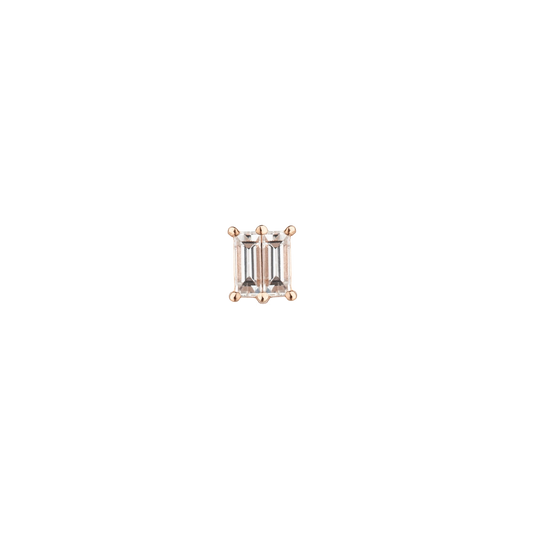 Eleganter Ohrstecker aus 18 KT Roségold gefertigt mit zwei weißen Diamanten in Baguette-Schliff horizontal platziert in Vorderansicht