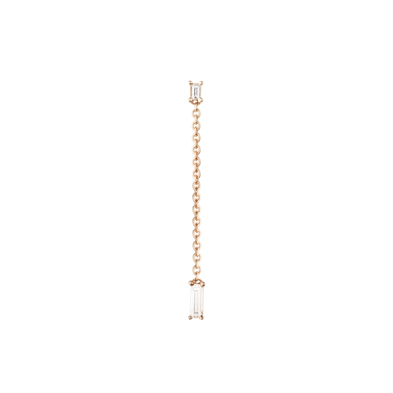 Eleganter Ohrring aus 18 KT Roségold gefertigt mit zwei weißen Diamanten in Baguette-Schliff, verbunden mit zarter Goldkette