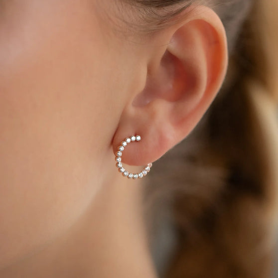Ohrring Chloe in Rosegold mit Diamanten getragen an Ohr von Frau
