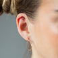 Ear Piercing LUNA in Mondform, mit weißen Diamanten und in 18 KT Rosegold getragen an Ohr von Frau