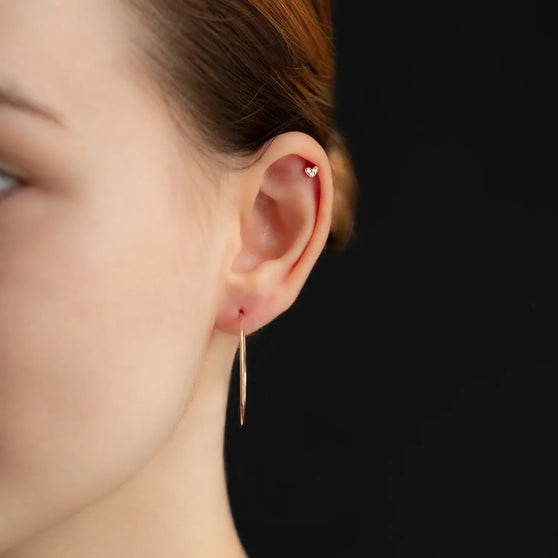 Ear Piercing SMALL HEART in Herzform, mit weißen Diamanten und in 18 KT Rosegold getragen an Ohr von Frau