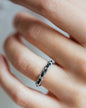 Kettenring Bel Air getragen an Ringfinger mit schwarzem Band