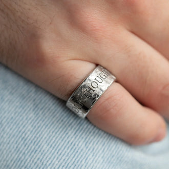 Ring Dillan in Sterling Silber mit Gravur an kleinem Finger von Mann
