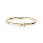 Eleganter Ring aus 18 KT Gelbgold gefertigt mit einem weißen Diamanten in Baguette-Schliff horizontal platziert auf der Ringschiene