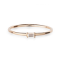 Eleganter Ring aus 18 KT Roségold gefertigt mit einem weißen Diamanten in Baguette-Schliff horizontal platziert auf der Ringschiene
