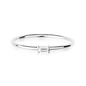 Eleganter Ring aus 18 KT Weißgold gefertigt mit einem weißen Diamanten in Baguette-Schliff horizontal platziert auf der Ringschiene