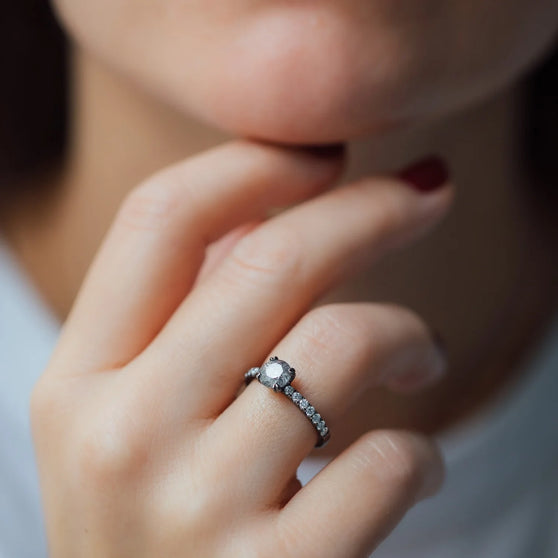 ANNA Ring Wanda mit grauen Diamanten getragen an Ringfinger von Frau