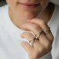 Kombination von 3 Ringen Xenia 2.0 in Sterling Silber getragen an Finger von Frau 
