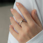Hand mit Ring Xenia 2.0 in Silber an Mittelfinger