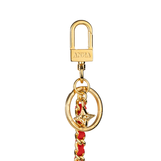 Detailansicht von Schlüsselkette Max in Gold mit rotem Stoffband