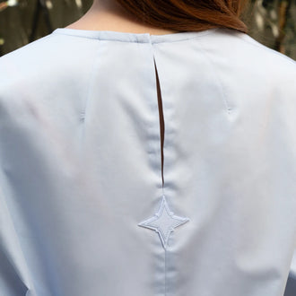 Rückenansicht von Shirt Wenna in Blau getragen