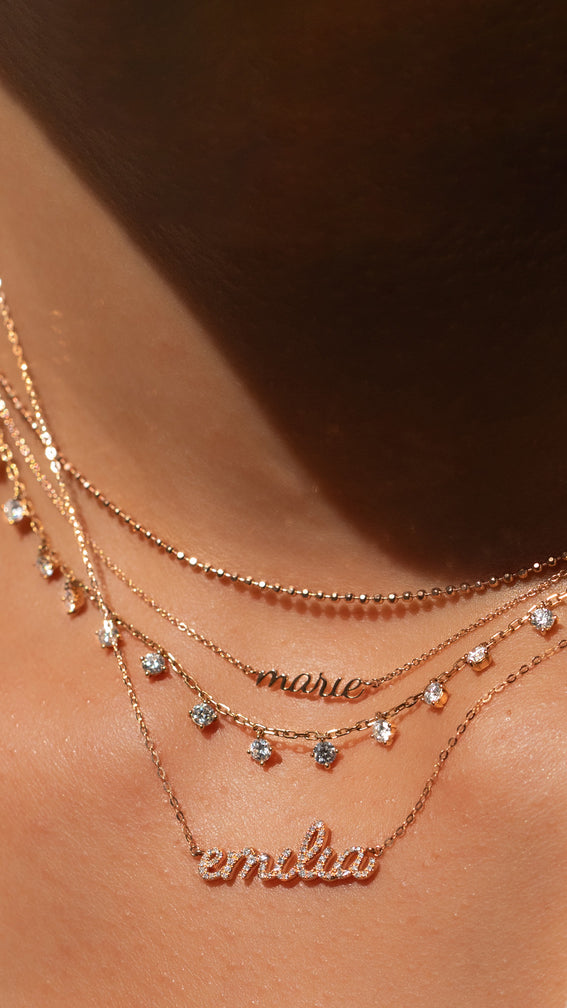 Hals mit Halsketten Layering in 18 KT Roségold mit weißen Diamanten und personalisierten Namensketten