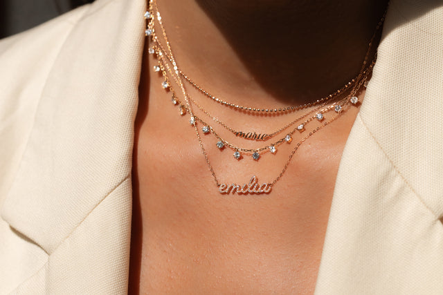 Hals mit Halsketten Layering in 18 KT Roségold mit weißen Diamanten und personalisierten Namensketten