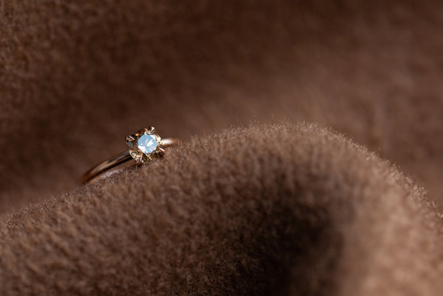 Diamant-Verlobungsring in 18 KT Roségold auf braunem Fleece