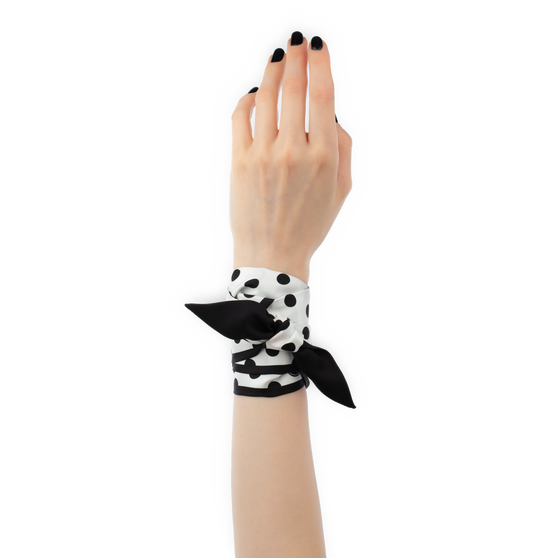 Seidentuch LOLA in Schwarz Weiß getragen an Handgelenk Vorderansicht