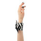 Seidentuch LOLA in Schwarz Weiß getragen an Handgelenk Seitenansicht