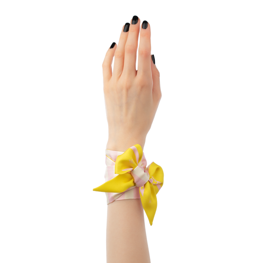 Seidentuch LOLA in Gelb Rosa getragen an Handgelenk