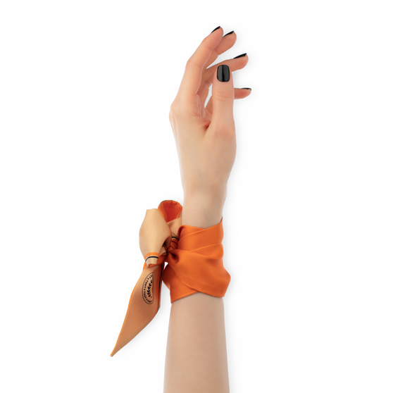 Seidentuch LOLA in Beige Orange getragen an Handgelenk Seitenansicht