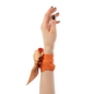 Seidentuch LOLA in Beige Orange getragen an Handgelenk Seitenansicht