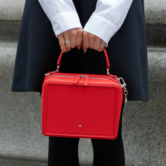 Frau mit Tasche ELLEN in Rot und Taschenanhänger ANNA Signature Star in Chrome