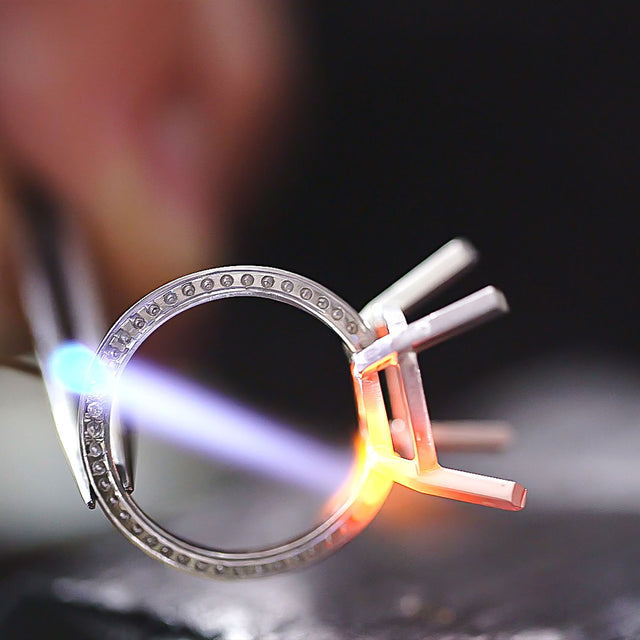 Diamantring aus Weißgold in Produktion