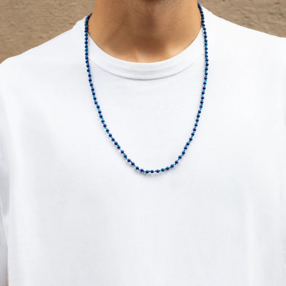 Halskette Elliot mit blauem band und blauen Lapislazuli Perlen getragen von Mann in weißem T-Shirt