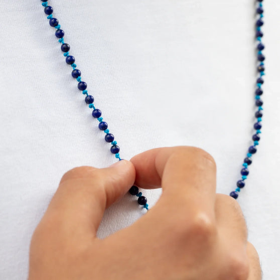 Nahaufnahme von Halskette Elliot mit blauem band und blauen Lapislazuli Perlen