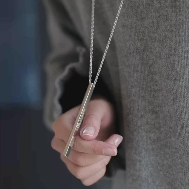 Frau mit ANNA Halskette Casey in Sterling Silver mit Gravur an zwei Seiten
