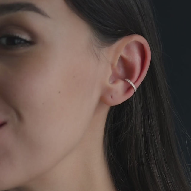 Frau mit Ear Cuff CHLOE, besetzt mit weißen Diamanten