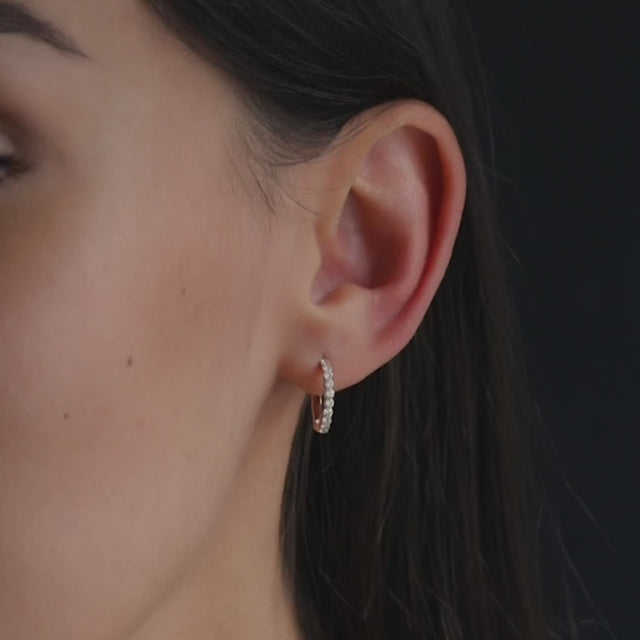 Frau trägt 15mm großen Kreolen-Ohrring in 18 KT Rosegold mit Diamanten besetzt