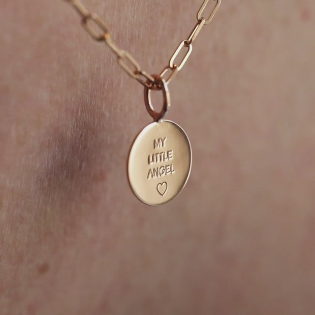 Nahaufname von Anhänger Magic Moment mit Text-Gravur getragen an ANNA Halskette in 18 KT Roségold