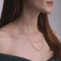 Junge Frau mit roten Haaren und Diamant-Halskette Valentina in Roségold in Herzform