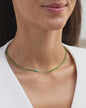 Kurze, gruene Halskette mit Edelsteinen aus 18 KT Roségold. Halskette mit Chromdiopsiden und Tuerkisen – ein sommerliches Schmuckstück von ANNA. Getragen am Hals einer Frau mit schwarzen Haaren und weißem Blazer.