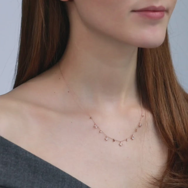 Frau in Bewegung mit Halskette Leona in Rosegold mit weißen Diamanten