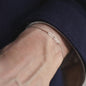 Handgelenk von Mann mit Anna Armband Chelsea in 925 Sterling Silber mit Stoffband in der Farbe Beige