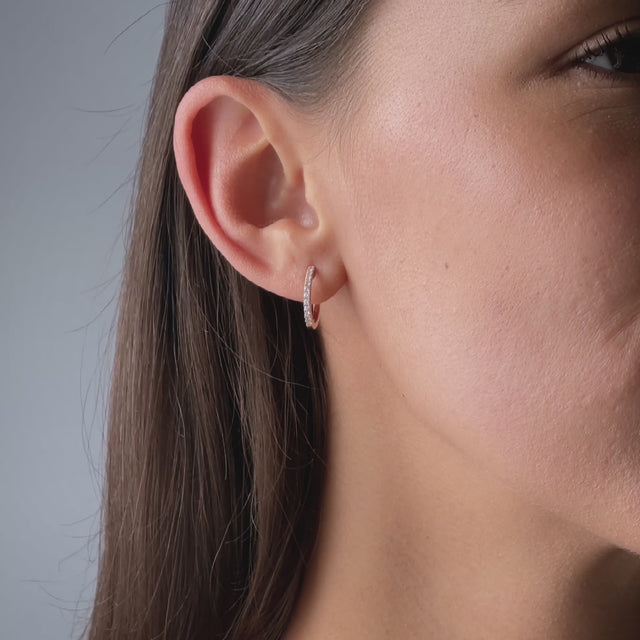 Detailaufnahme von Frau mit Diamant Kreole im Ohr in Roségold