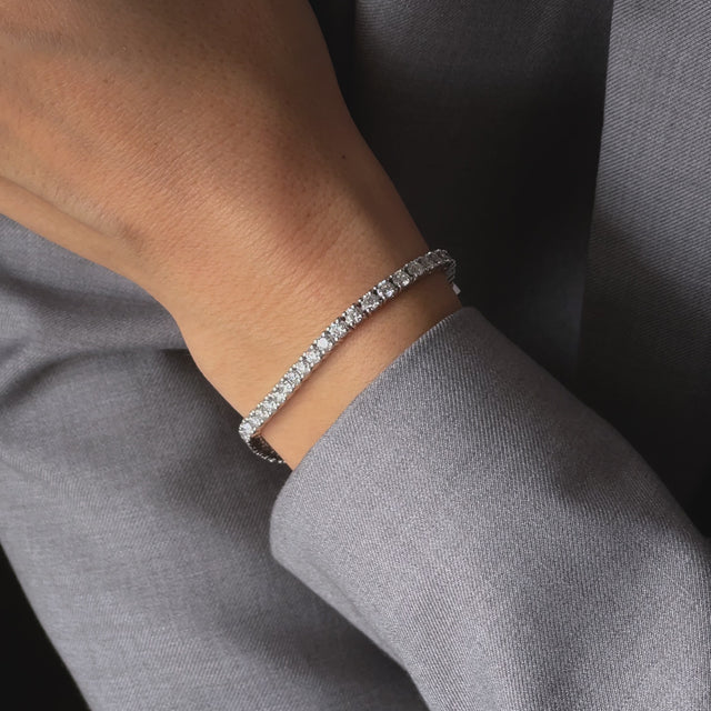 video von Handgelenk in Bewegung mit Diamantarmband in Weißgold