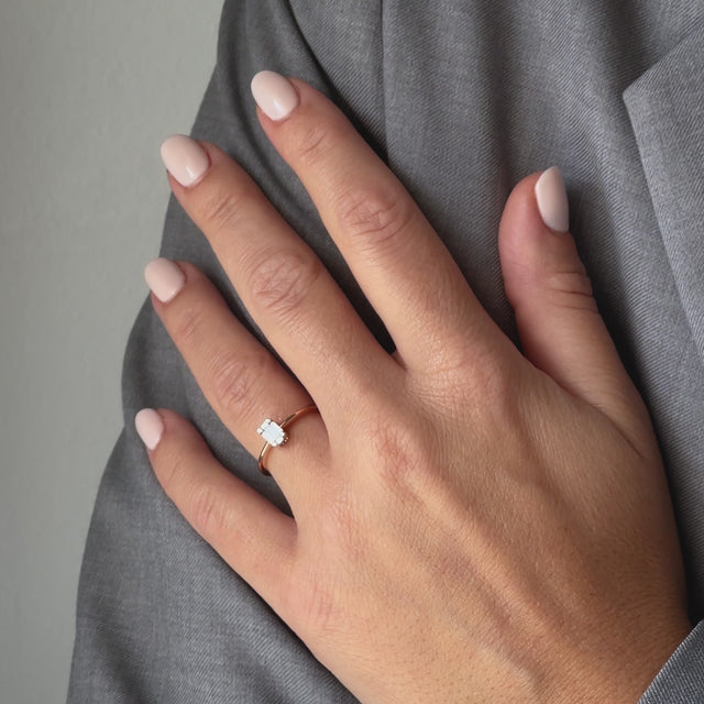 Video von Hand mit Diamantring in Roségold